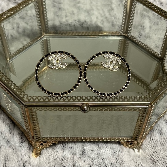 🚫SOLD🚫🌺🌸CHANEL XL CC Logo Leather Hoop Earrings in Gold Tone Hardware🌸🌺 - Picture 5 of 8